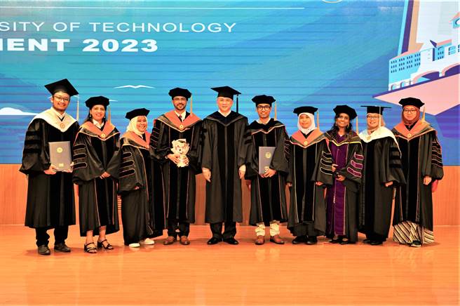 朝阳科大国际化有成，校长郑道明（左5）与博士班毕业生合影。（朝阳科大提供／陈淑芬台中传真）