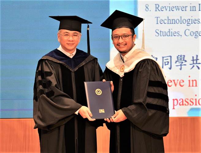 企业管理系台湾产业策略发展博士班Andri（右）代表毕业生致词，感谢校长郑道明（左）等师长指导与照顾。（朝阳科大提供／陈淑芬台中传真）