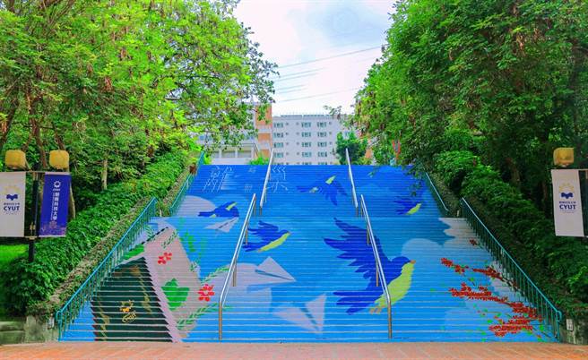 朝阳科大今年以「离巢」为主题进行校园布置，象徵离开朝阳的毕业生，都能展翅高飞，勇敢追寻梦想，成为校园人气打卡点。（朝阳科大提供／陈淑芬台中传真）