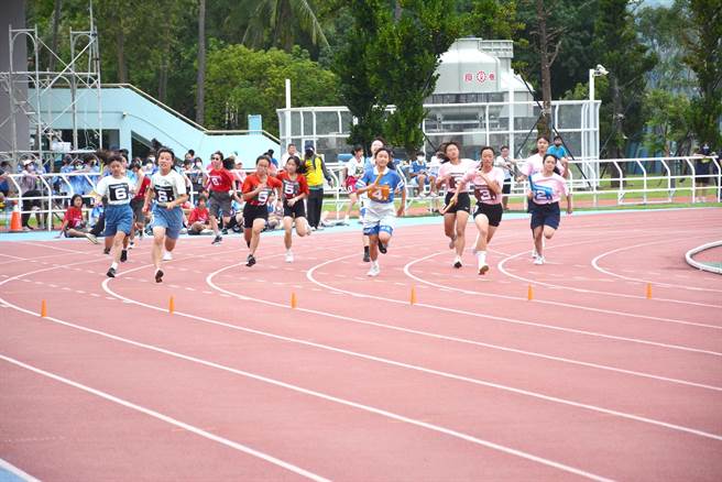 全国国民中学大队接力全国决赛27日在台东县立田径场举行。（台东县政府提供／蔡旻妤台东传真）