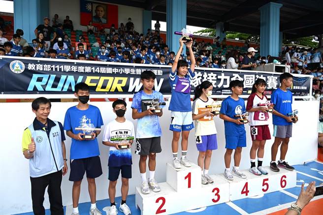 全国国民中学大队接力全国决赛27日在台东县立田径场举行。（台东县政府提供／蔡旻妤台东传真）
