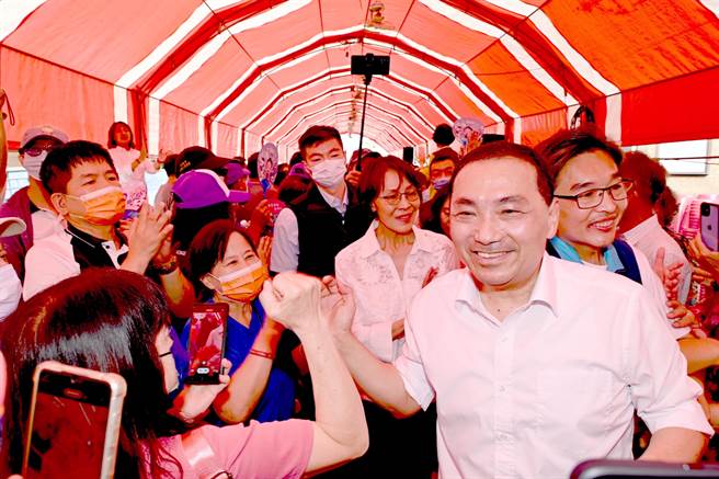 国民党总统参选人侯友宜27日 （右）下午到冈山区为国民党立委参选人曹桓荣站台，他在进场时与民眾互动。（林瑞益摄）