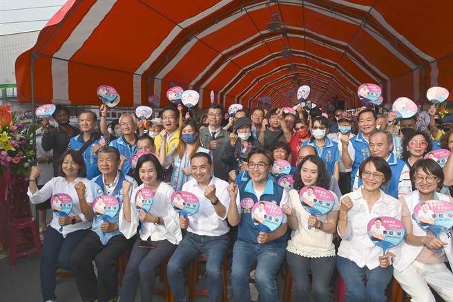 国民党总统参选人侯友宜27日 （前左四）到冈山区为国民党立委参选人曹桓荣站台。（林瑞益摄）