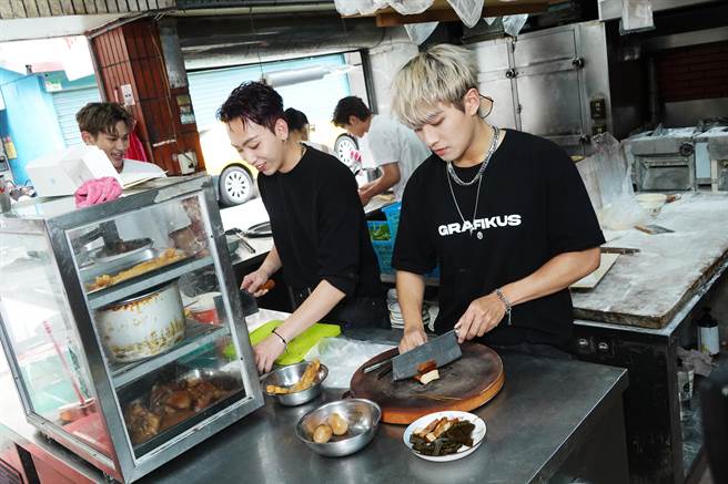 FEniX亲自下厨邀歌迷共进午餐。（踢帕娱乐提供）
