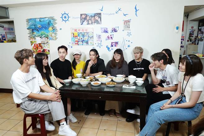 FEniX亲自下厨邀歌迷共进午餐。（踢帕娱乐提供）