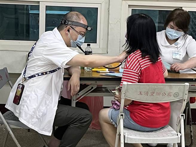 部苗医疗团队在苗栗市玉清宫香客大楼举办筛检和健康讲座。（部苗提供／谢明俊苗栗传真）  