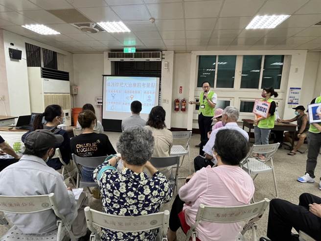 部苗医疗团队在苗栗市玉清宫香客大楼举办筛检和健康讲座。（部苗提供／谢明俊苗栗传真）