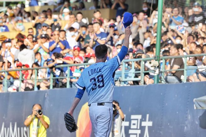 富邦悍将罗力以「本土罗力」投1人次，退场时与球迷挥手致意。（杜宜谙摄）