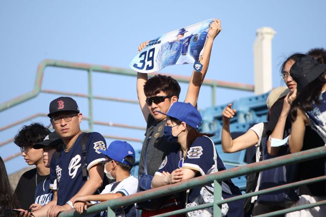 富邦悍将球迷高举罗力毛巾。（杜宜谙摄）