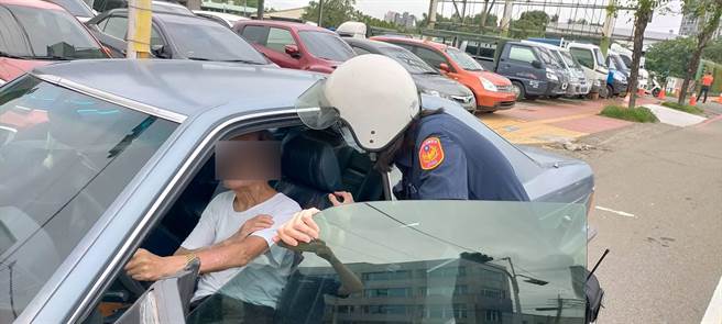 9旬翁开车迷航24小时，霸气说：「免惊」，坚持自己开车回家，警动用电眼苦追寻回。（警方提供／陈淑芬台中传真）