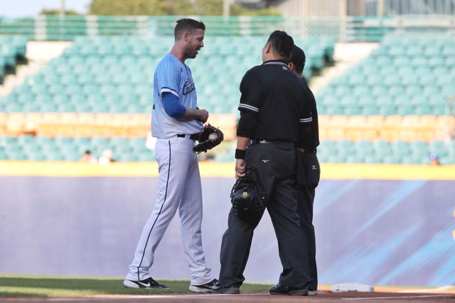 富邦悍将罗力投1人次退场时，接受裁判检查手套及手。（杜宜谙摄）