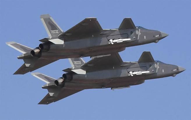 歼-20战机2019年10月首度在大陆东北进行双机飞行展示，大秀战机性能的画面。（中新社资料照）