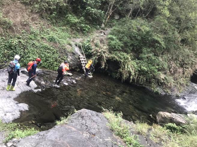 旗盐主山惊传山难，男子滑落20米边坡，警消立即出动救援。(屏县消防局提供)