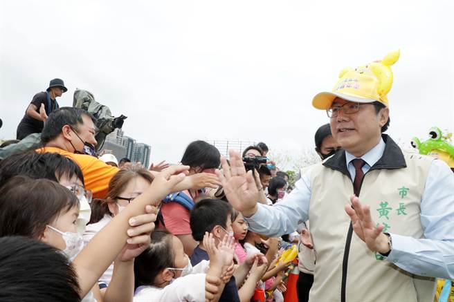 台南市长黄伟哲（右）现场开心与孩子互动。（台南市政府提供／曹婷婷台南传真）
