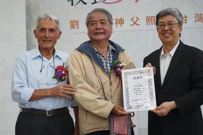 刘一峰神父（左）仍持续为弱势朋友盖生活宿舍「日出家园」，画家林大洋（中）捐出画展名为「日出」，象徵浴火重生、燃起希望，行政院长陈建仁（右）为此表达感谢。（王志伟摄）