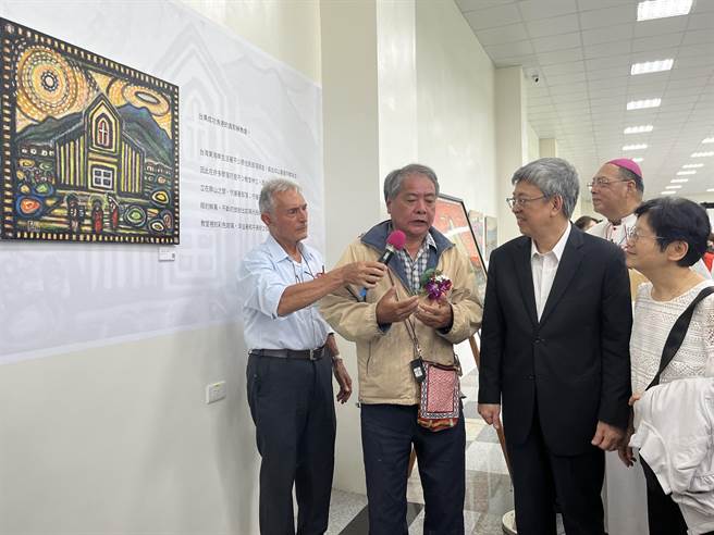 玉里天主堂二手物流仓库2馆，举行慈善画展，透过画家林大洋所捐赠画作，看见这些底层做工人奋斗不屈的生命韧性;也看见刘神父半世纪为弱势朋友的照顾拼图。（王志伟摄）