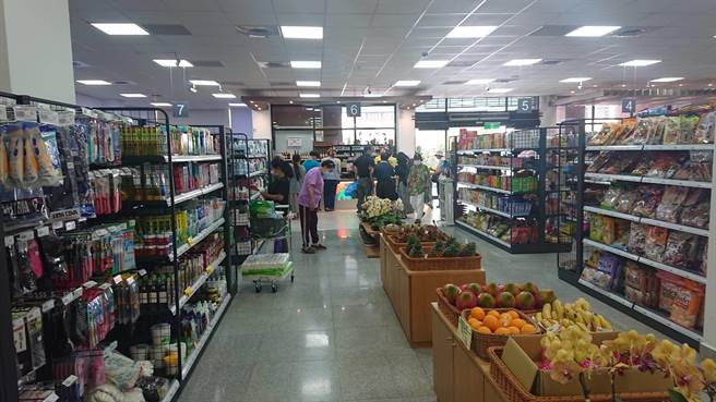 下营区农会超市重新开幕更明亮，开幕前三天有商品85折优惠，民眾都来採买全台各地的农渔产品。（程炳璋摄）