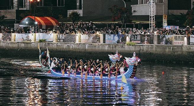 舵手是龙舟赛灵魂人物，台南龙舟赛舵手平均年龄7、80岁，今年培训新手，并规定公开组队伍参赛需自备取得台南市政府颁发舵手证的舵手才可下水比赛。(台南市政府提供／曹婷婷台南传真)