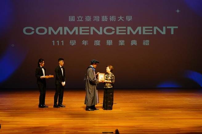 陈淑芳因在影坛成就卓越，获国立臺湾艺术大学颁发荣誉教授聘书及勋章。（取自于国立台湾大学公告）