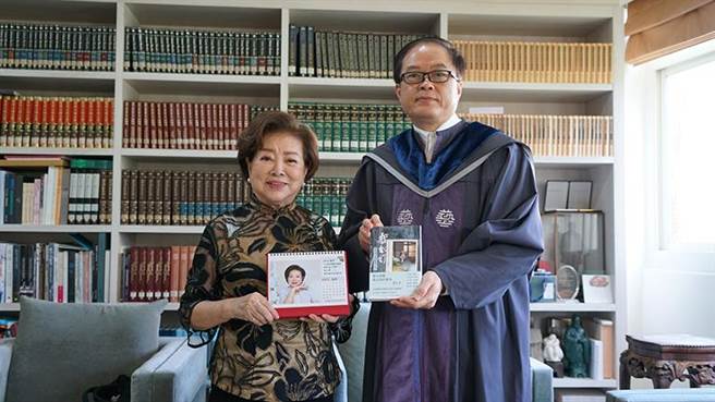陈淑芳（图左）、国立臺湾艺术大学校长陈志诚。（取自于国立台湾大学公告）