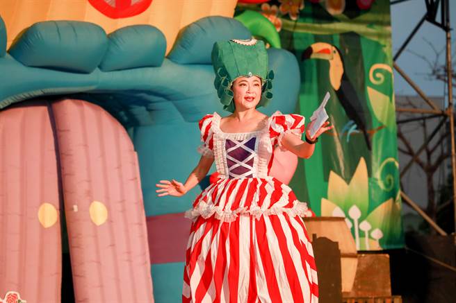 王詹样公益信托26日晚邀「如果儿童剧团」在太保市演出，吸引逾千人到场。（嘉义县政府提供∕吕妍庭嘉义传真）