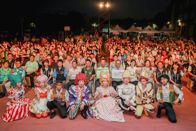 王詹样公益信托26日晚邀「如果儿童剧团」在太保市演出，吸引逾千人到场。（嘉义县政府提供∕吕妍庭嘉义传真）