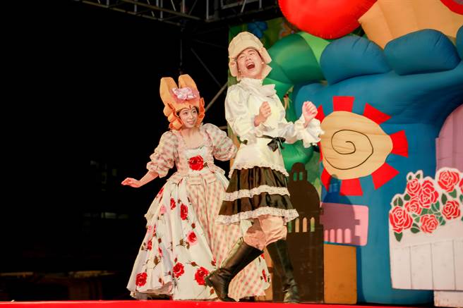 王詹样公益信托26日晚邀「如果儿童剧团」在太保市演出，吸引逾千人到场。（嘉义县政府提供∕吕妍庭嘉义传真）