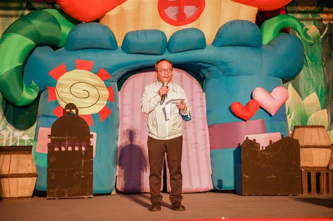 台化公司资深副总经理苏俊雄特地南下与民眾同欢。（嘉义县政府提供∕吕妍庭嘉义传真）