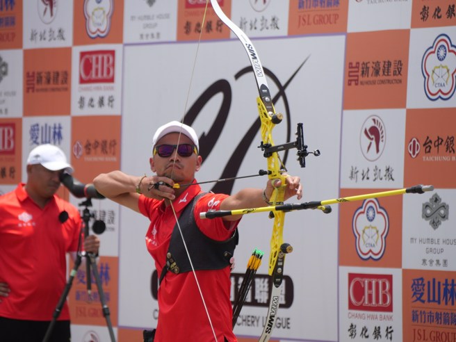 魏均珩今天最后射出10分箭。(中华企业射箭联赛提供)