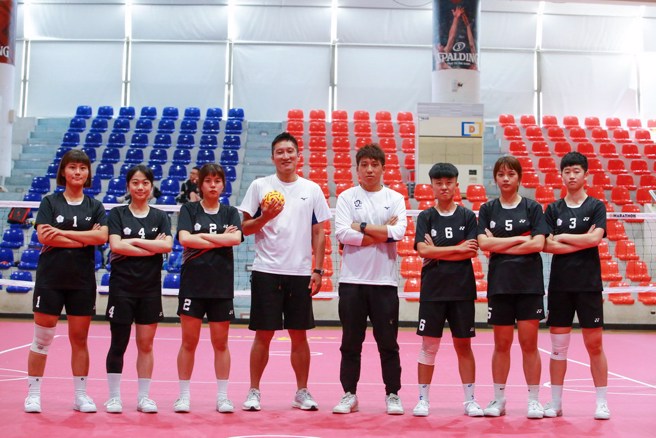 亚运女子培训队与培训队教练詹宇庭(左4)、詹宇峰(左5)。(中华民国藤球协会提供)