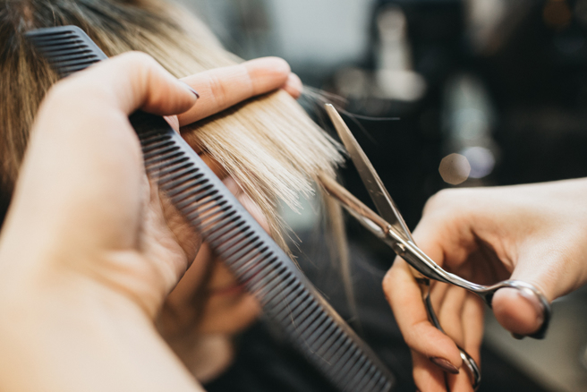 一名6岁女童陪妈妈上理髮院，竟趁大家不注意剪掉隔壁女客长髮。(示意图／shutterstock)