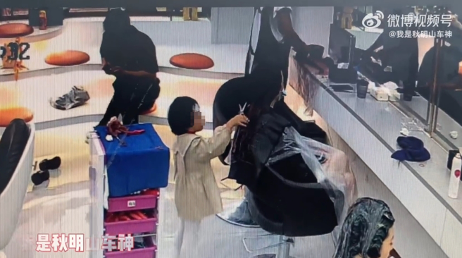 母亲顾着滑手机，女童觉得无聊，拿剪刀去剪隔壁女顾客长髮，一刀下去害母亲赔了1.2万人民币。(图／影片截图)