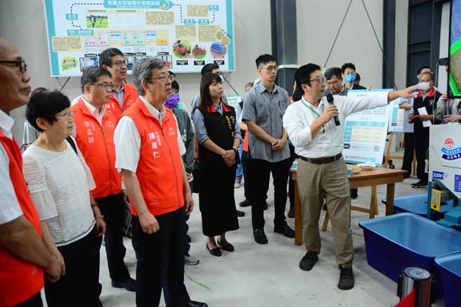行政院长陈建仁视察全国首座有机农业研发中心，中心人员说明简报相关设备。（王志伟摄）