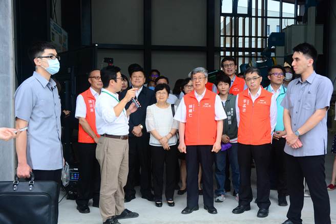 行政院长陈建仁、农委会副主委陈添寿以及立委傅昆萁到有机农业研发中心参访视察。（王志伟摄）