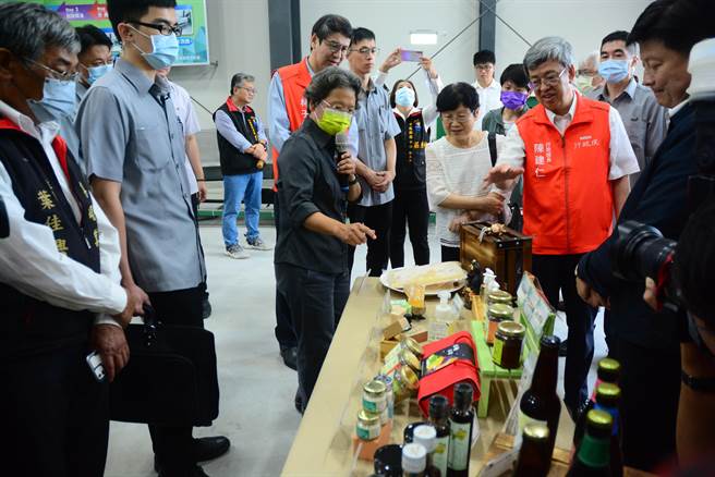 行政院院长陈建仁夫人，对于文旦柚加工表达关切，希望能协助柚农通路行销。（王志伟摄）