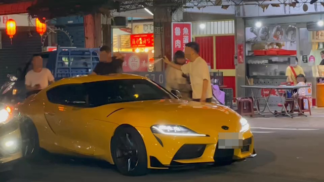 新店今天晚间19时许发生一起行车纠纷，休旅车驾驶拿开山刀与跑车驾驶拿辣椒水互呛，路过民眾见状纷纷走避，警方获报到场将双方带回依法侦办。（翻摄画面）