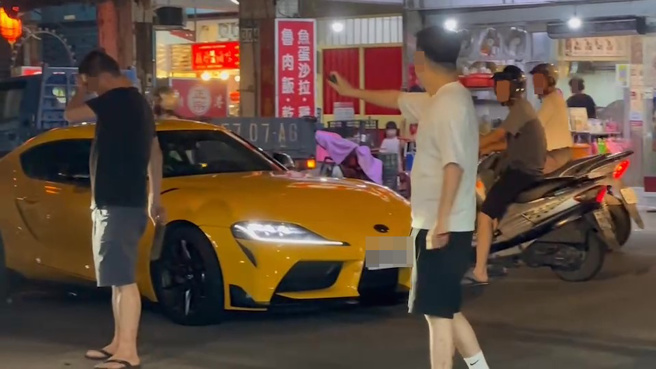 新店今天晚间19时许发生一起行车纠纷，休旅车驾驶拿开山刀与跑车驾驶拿辣椒水互呛，路过民眾见状纷纷走避，警方获报到场将双方带回依法侦办。（翻摄画面）