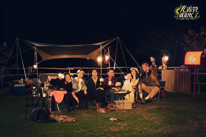 林心如（左起）、江宜蓉、杨谨华、谢琼暖、郭雪芙、张轩睿挑战无电露营。（TVBS提供）