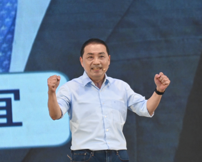 侯友宜到冈山享温馨参加「董事长开讲」粉丝见面会网路直播节目，这也是侯友宜宣布参选总统后，高雄首场对外开放的造势晚会。（林瑞益摄）