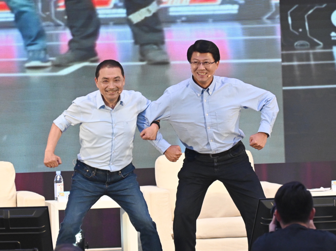 侯友宜到冈山享温馨参加「董事长开讲」粉丝见面会网路直播节目，这也是侯友宜宣布参选总统后，高雄首场对外开放的造势晚会。（林瑞益摄）