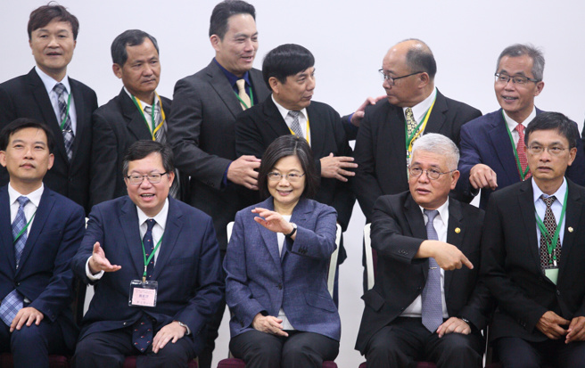 土木技师公会全国联合会27日在台北举行第11届第2次会员代表大会，蔡英文总统（前排中）与公会理事长施义芳（前排右二）、行政院副院长郑文灿（前排左二）邀请会员一同合影。（张铠乙摄）