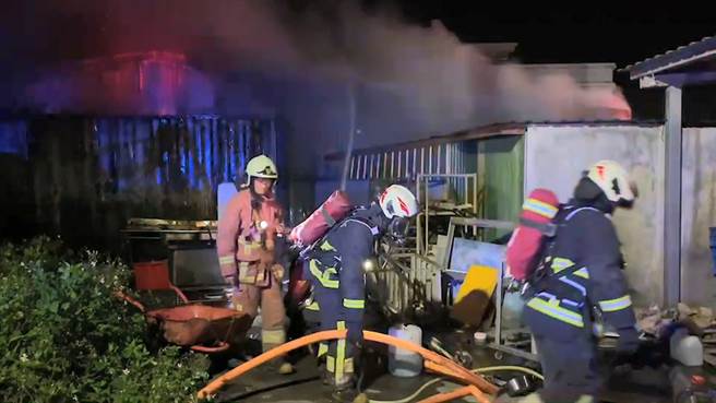 新北市金山区清水路一处铁皮仓库今晚传出火警。(黄敬文翻摄)