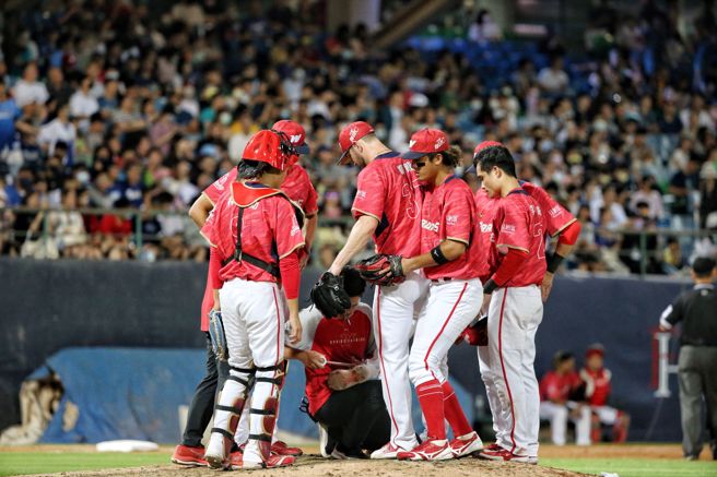 味全龙钢龙（中）轴心脚钉鞋橡胶套掉落，防护员紧急上场「贴扎」也没办法。（杜宜谙摄）