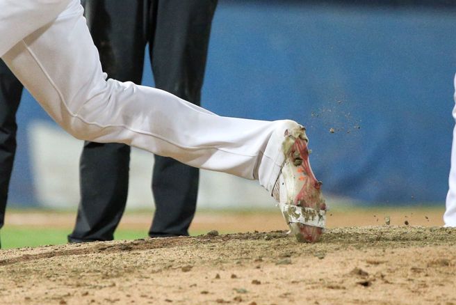 味全龙钢龙轴心脚钉鞋橡胶套掉落，防护员紧急上场「贴扎」也没办法。（杜宜谙摄）