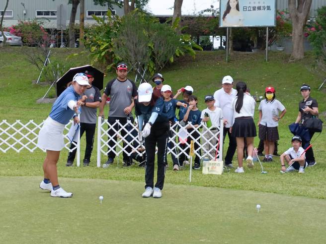 今年9月将回美国辛辛那提大学继续学业的好手江语葳（左）担任南区赛事工作人员。（中华高协提供）