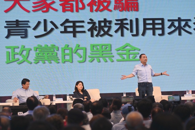 国民党总统参选人侯友宜27日晚间到高雄冈山享温馨参加「董事长开讲」粉丝见面会网路直播节目，这也是侯友宜宣布参选总统后，高雄首场对外开放的造势晚会。（林瑞益摄）