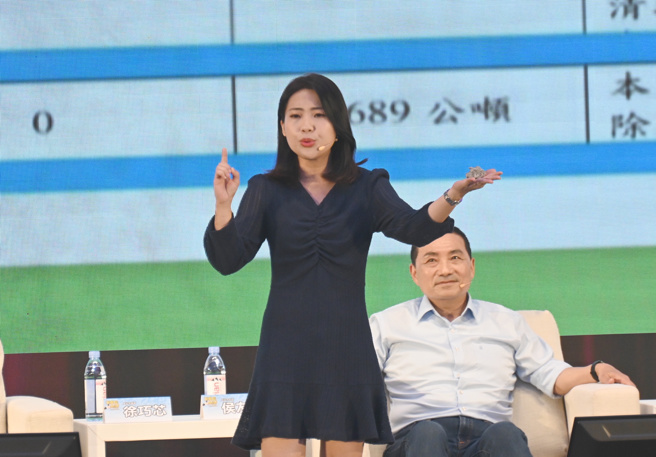 国民党总统参选人侯友宜27日晚间到高雄冈山享温馨参加「董事长开讲」粉丝见面会网路直播节目，这也是侯友宜宣布参选总统后，高雄首场对外开放的造势晚会。（林瑞益摄）