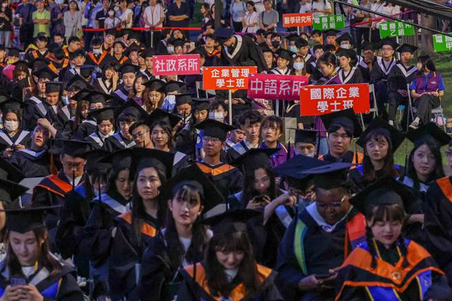 桃园市元智大学2023年毕业典礼今晚登场，今年元智毕典主题为「启航」。（桃园市政府提供／蔡明亘桃园传真）