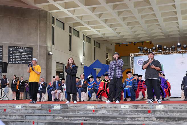今年元智毕典秉承传统，由毕业生演唱自创曲《追到毕业前》。（桃园市政府提供／蔡明亘桃园传真）