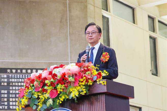 桃园市长张善政分享3段人生经验，勉励毕业生勇于接受挑战、运用科技发挥所长、珍惜与师长同学的情谊。（桃园市政府提供／蔡明亘桃园传真）